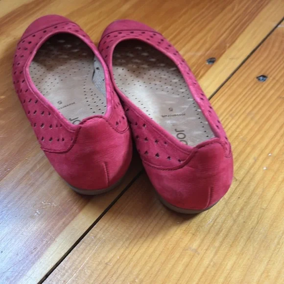 GABOR 5 Red Suede Ballet Mini-Wedge with Brogue Square Detailing Ruffle - Picture 4 of 9